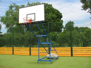 Bauer basketbalová KONSTRUKCE POJÍZDNÁ - mobilní - lakovaná, exteriér, sklopná, vysazení 2 m